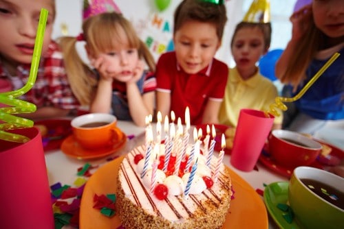 ימי הולדת לבנים עם עוגה ונרות